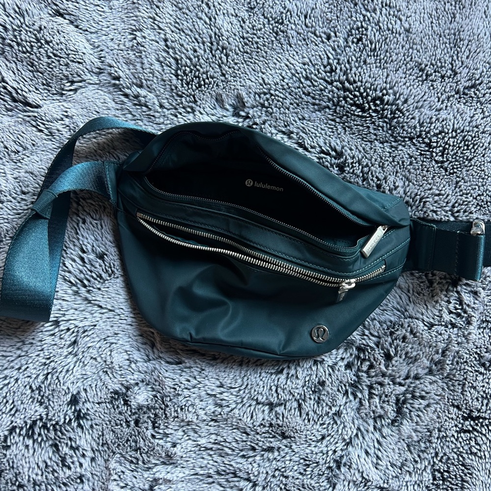 LULULEMON- All Night Festival Bag
Micro 2L